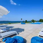 Beachfront Natalia With Two Private Pools 보우르보우로우