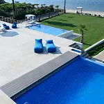 Beachfront Natalia With Two Private Pools 보우르보우로우